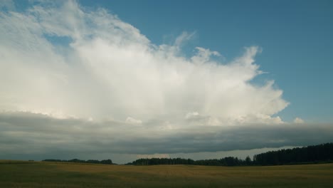 Riesige-Regenwolken-Cumulus-Stratocumulus-Zeitraffer-über-Landschaftsfelder