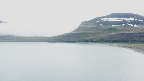 Volando-Sobre-La-Bahía-De-Hornvik-En-La-Reserva-Natural-De-Hornstrandir-Islandia