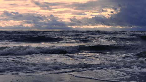 Wellen-Auf-See-Während-Eines-Gewitters-Bei-Sonnenuntergang