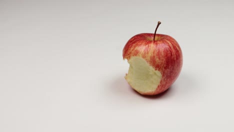 Einen-Apfel-In-Stop-Motion-Essen.-Einführung-Isoliert