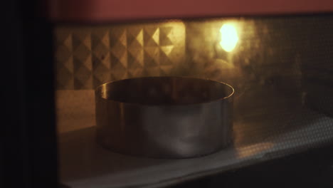 Circular-baking--pan-inside-oven