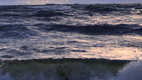 Wellen-Auf-See-Während-Eines-Gewitters-Bei-Sonnenuntergang