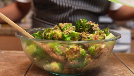 Revolviendo-Cebollas-Verdes-O-Cebolletas-En-Un-Plato-De-Brócoli-Recién-Frito-Y-Humeante-Con-Otros-Ingredientes
