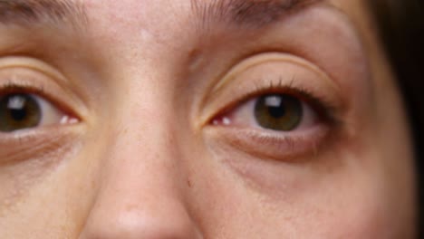 Person-Reibt-Auge-Mit-Augeninfektion