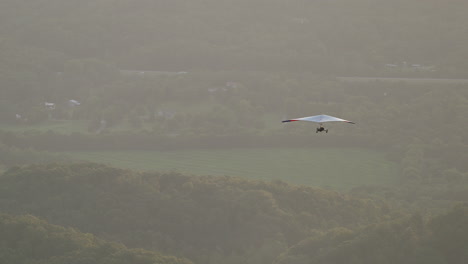 Hang-glider-flight-in-distance-Telephoto-shot