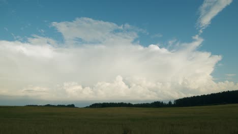 Riesige-Regenwolken-Cumulus-Stratocumulus-Zeitraffer-über-Landschaftsfelder