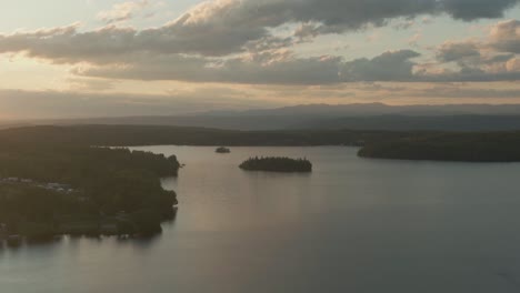 Drone-Parallax-Ansicht-Des-Ruhigen-Sees-Otis-In-Quebec-Im-Goldenen-Sonnenunterganglicht