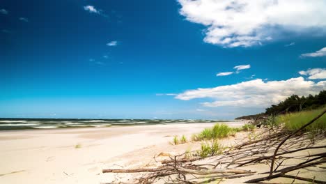 Strand-Im-Zeitraffer-Blauer-Himmel-Und-Weiße-Wolken-über-Dem-Sandstrand