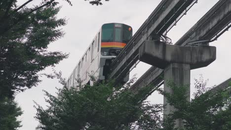 Un-Tren-Monorraíl-Que-Pasa-Por-La-Ciudad-De-Tokio,-Japón-Durante-El-Día