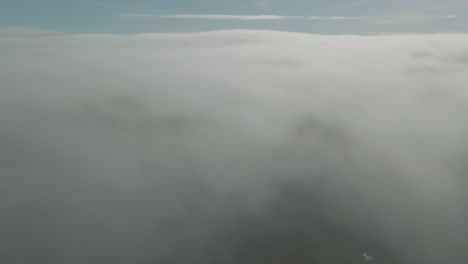 Vuelo-De-Drones-Sobre-Una-Gruesa-Capa-De-Nubes-Sobre-Las-Islas-Magdalen-En-Quebec