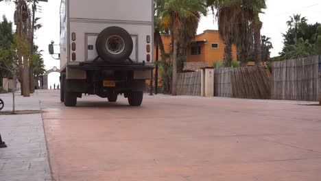 Flachschuss-Eines-Großen-Wohnmobils,-Das-In-Den-Straßen-Einer-Mexikanischen-Stadt-Fährt