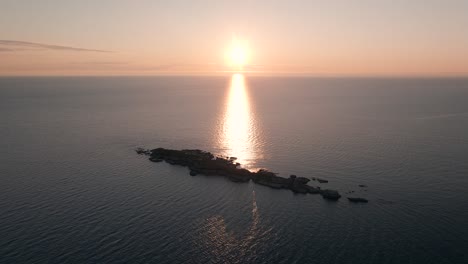 Glorioso-Amanecer-Reflexionando-Sobre-El-Golfo-De-San-Lorenzo-Y-La-Isla-De-La-Meseta-En-Quebec,-Canadá