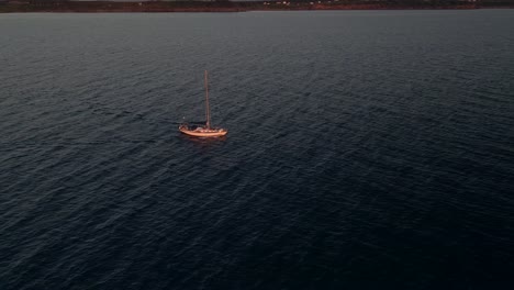Sailboat-Cruising-at-sunrise-At-The-Saint-Lawrence-Gulf-Near-The-Pointe-Saint-Pierre-In-Quebec,-Canada