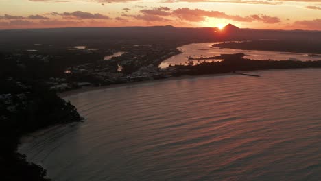 Epischer-Sonnenuntergang-In-Australien-Von-Einer-Drohne-Nahe-Der-Küste-Und-Dem-Tiefen-Ozean-Und-Einem-Kleinen-Dorf-Im-Hinterland