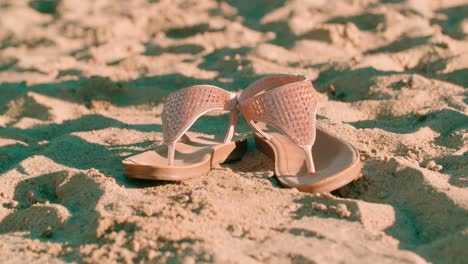 Weibliche-Schuhe-Vom-Tropfen-Auf-Den-Trockenen-Sand-Fallen-Lassen
