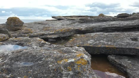 Große-Steinplatten-Säumen-Die-Küste-Von-Bohuslan