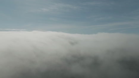 Vista-De-Drones-Sobre-Espesas-Nubes-Grises-Sobre-Las-Islas-Magdalen-En-Quebec