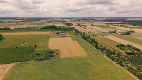 Luftaufnahme-Der-Flachen-Landschaft-In-Polen,-Gefüllt-Mit-Ackerland-Und-Verschiedenen-Grundstücken