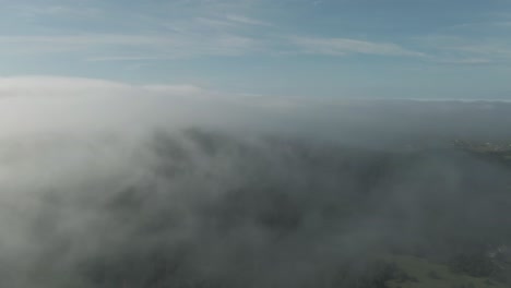 Vista-Aérea-Del-Bosque-A-Través-De-Nubes-Transparentes-Sobre-Las-Islas-Magdalen-En-Quebec