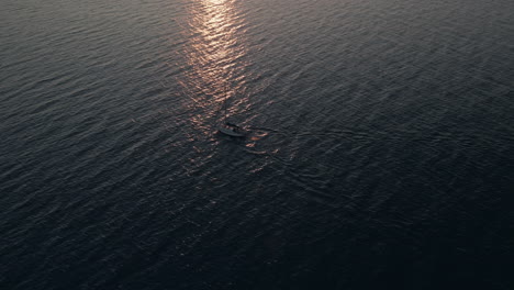 Segelboot,-Das-Auf-Der-Ruhigen-See-Segelt,-Mit-Reflexionen-Des-Himmels,-Der-Während-Eines-Sonnenaufgangs-In-Quebec,-Kanada,-Auf-Der-Wasseroberfläche-Scheint