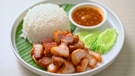 Gebratener-Schweinebauch-Mit-Reis-Mit-Scharfer-Sauce-Nach-Asiatischer-Art