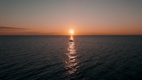 Segelboot-Segeln-Auf-Dem-Golf-Von-Saint-Lawrence-Von-Der-Pointe-Saint-pierre-In-Quebec,-Kanada-Bei-Einem-Sonnenuntergang
