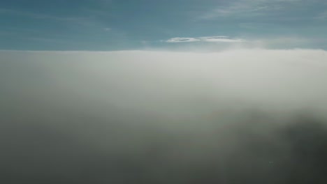 Luftflug-Durch-Die-Wolken-In-Richtung-Der-Drohnenkamera-über-Den-Magdalen-Inseln-Im-Norden-Von-Quebec,-Kanada