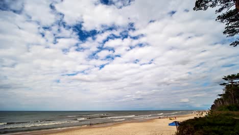 Zeitraffer-Von-Weißen-Wolken-Am-Blauen-Himmel,-Die-über-Den-Sandstrand-Der-Ostsee-In-Polen-Rollen