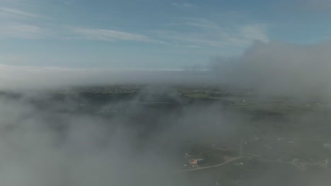 Vista-De-Las-Hermosas-Islas-Magdalen-En-Quebec,-Canadá-A-Través-De-Las-Nubes-En-Movimiento---Drone-Aéreo