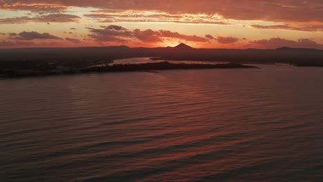 Blutroter-Tiefer-Sonnenuntergang-In-Australien-Von-Einer-Drohne-Mit-Sehr-Stimmungsvollen-Wolken-Und-Epischem-Licht