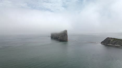 Perce-Rock-Formation-By-The-Gulf-Of-Saint-Lawrence-On-A-Foggy-Day-In-Quebec,-Canada