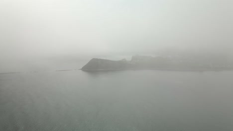 Paisaje-Neblinoso-Que-Revela-La-Península-De-Perce-Rock-Y-Gaspe-Junto-Al-Golfo-De-San-Lorenzo-En-Quebec,-Canadá
