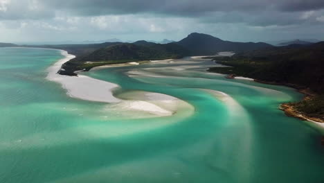 Rising-drone-shot-of-the-Whitsunday-Islands