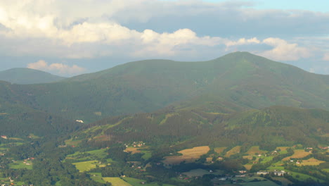 Weiße,-Dicke-Wolken,-Die-Sich-An-Einem-Sonnigen-Tag-Mit-Schatten-In-Den-Umliegenden-Wäldern-über-Die-Spitze-Von-Lysa-Hora-Bewegen