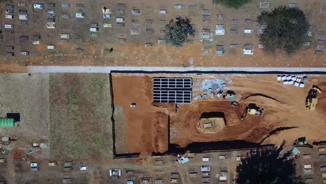 Bau-Von-Massengräbern-Zur-Aufnahme-Von-Opfern-Des-Neuen-Coronavirus-Auf-Dem-Friedhof-Von-Brasilia,-Brasilien
