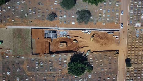 zooming-out,-process-of-excavation-of-mass-graves-for-victims-of-the-covid19-disease,-in-the-cemetery-of-Brasilia,-Brazil