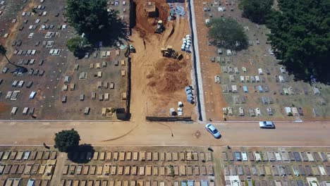 Traktoren-Und-Arbeiter,-Die-Auf-Dem-Friedhof-Von-Brasilia-Neue-Gräber-Bauen,-Um-Coronavirus-Opfer-Aufzunehmen