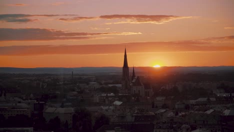 Bunte-Sonnenuntergangskyline-über-Europäischer-Stadt,-Fokus-In-Der-Kirche