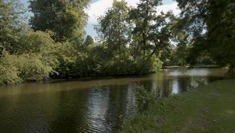 Kleiner-Fluss,-Der-Im-Sommer-Durch-Einen-Schönen-Park-Fließt