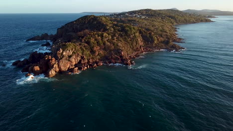 Tilting-down-drone-shot-of-rock-cliffs-at-Agnes-Water-in-the-Gladstone-Region,-Queensland,-Australia