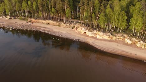 Rote-Sandsteinfelsen-An-Der-Ostseeküste-Veczemju-Klintis-Luftaufnahme