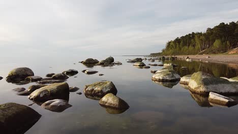 Steine-Im-Meer-An-Der-Ostseeküste-Veczemju-Klintis-Luftaufnahme