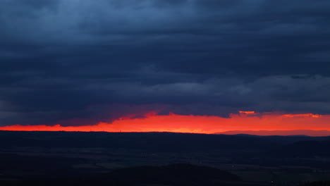 Nubes-Rojas-Oscuras-Durante-La-Puesta-De-Sol-Se-Abren-En-El-Espacio-Entre-Las-Nubes-Y-El-Horizonte