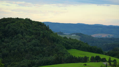 Tag-Hinein-Gezoomt-In-Eine-Landschaft-Voller-Hügel-Und-Berge-Und-Bewaldeter-Berge