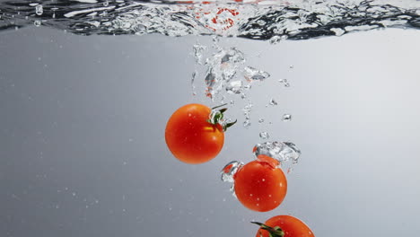 Tomaten-Fallen-In-Kochendes-Klares-Wasser