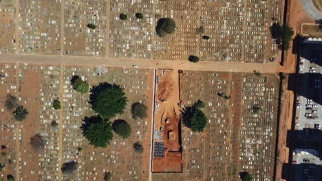 Brasilia-Friedhof-Mit-Tausenden-Von-Gräbern,-Darunter-Ein-Exklusiver-Bereich,-Der-Für-Opfer-Des-Neuen-Coronavirus-Geöffnet-Ist