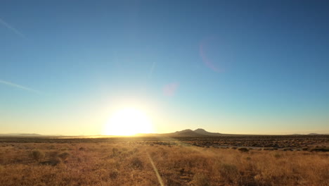Nacht-zu-Tag-Heiliger-Gral-Sonnenaufgang-Im-Zeitraffer-Der-Mojave-Wüstenlandschaft-Mit-Einer-Herde-Von-Schafen,-Die-Den-Horizont-Bestäuben