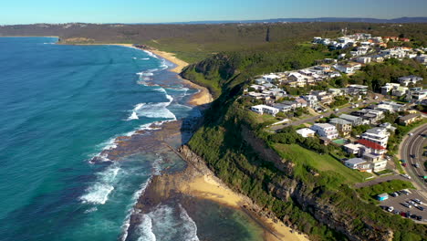 Lowering-drone-shot-of-Merewether,-New-South-Wales