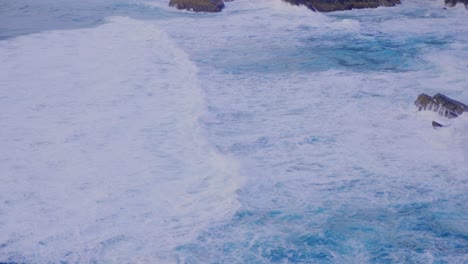 Blaue-Wellen-Rollen-Zum-Bergstrand---Crescent-Head-Nsw-Australien
