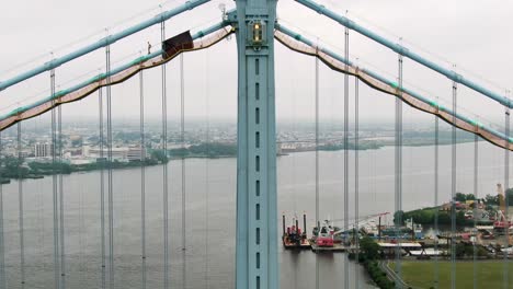 Absteigende-Luftaufnahme-Der-Benjamin-Franklin-Bridge-In-Philadelphia-über-Den-Delaware-River-Zwischen-Pennsylvania-Und-New-Jersey